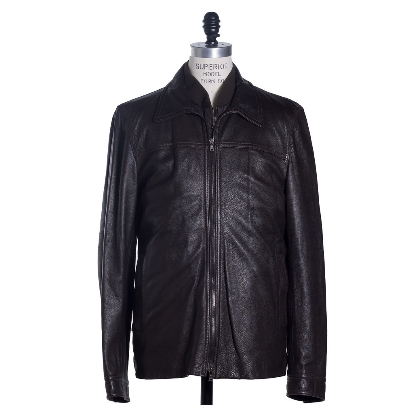 Chaqueta de cuero sobre un maniquí