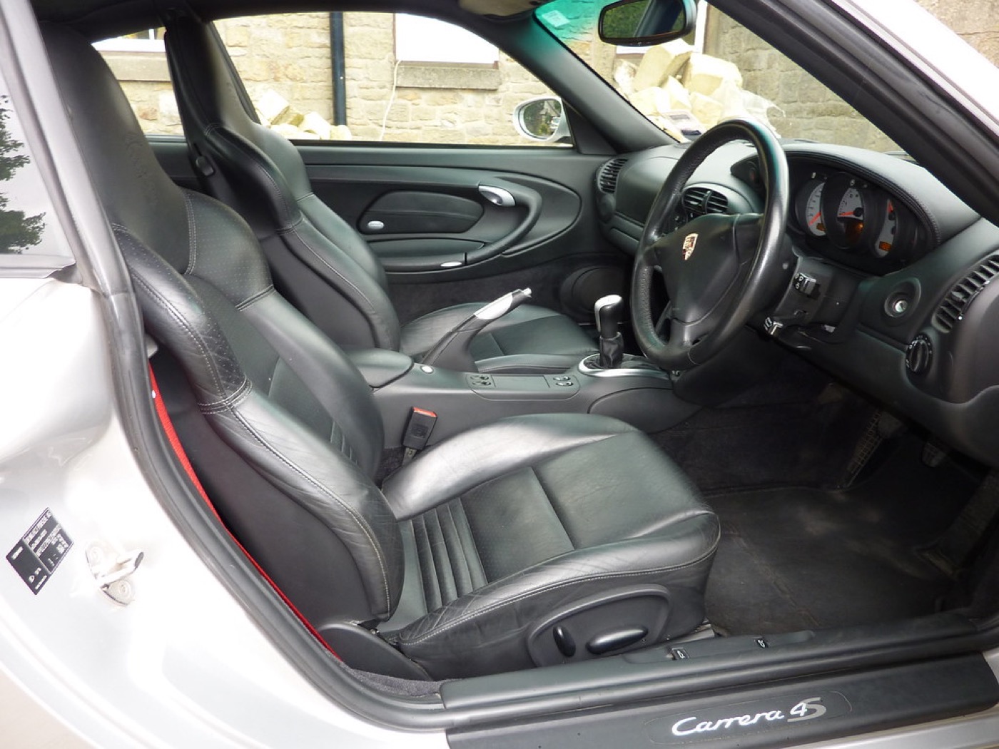 Asientos de cuero en el interior de un coche
