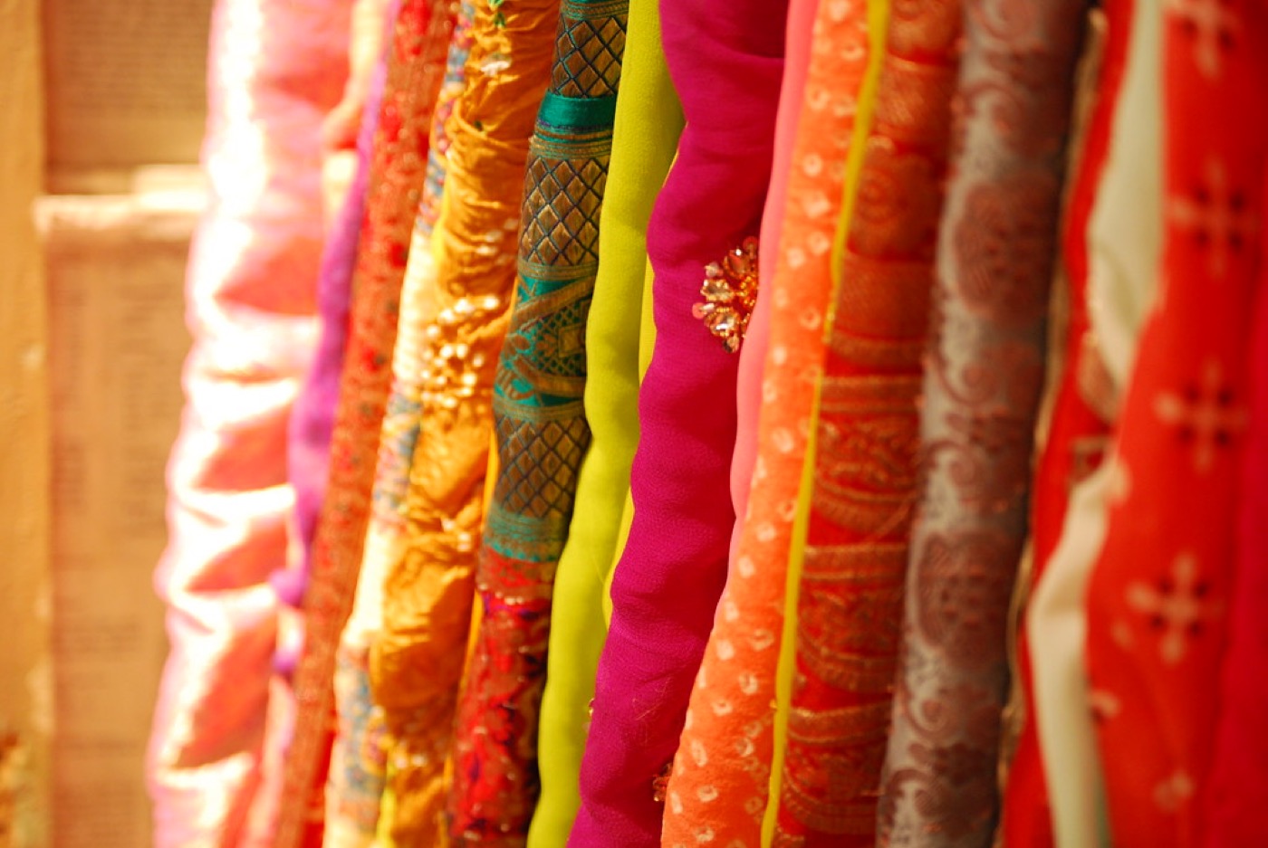 Telas de seda de colores colgadas