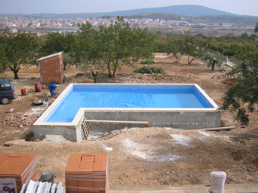 Piscina de obra en construcción, con la estructura de hormigón todavía sin revestir