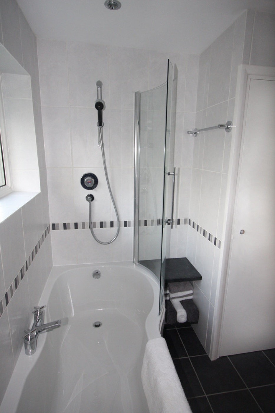 Cuarto de baño con azulejos y ducha