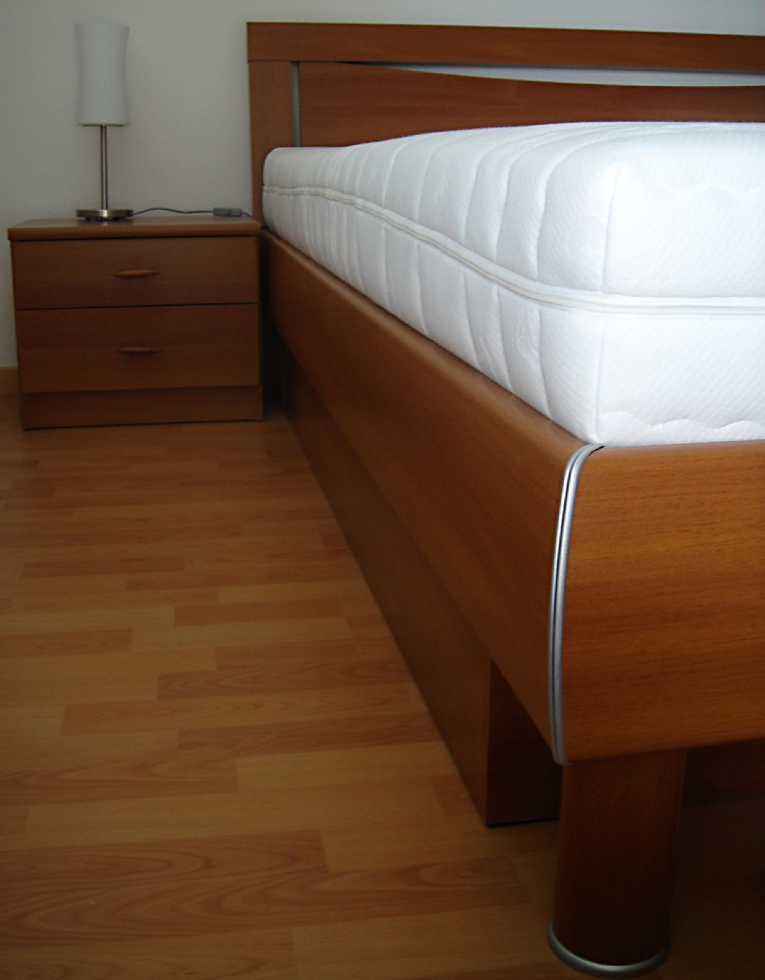 Colchón sobre una cama de madera en un dormitorio