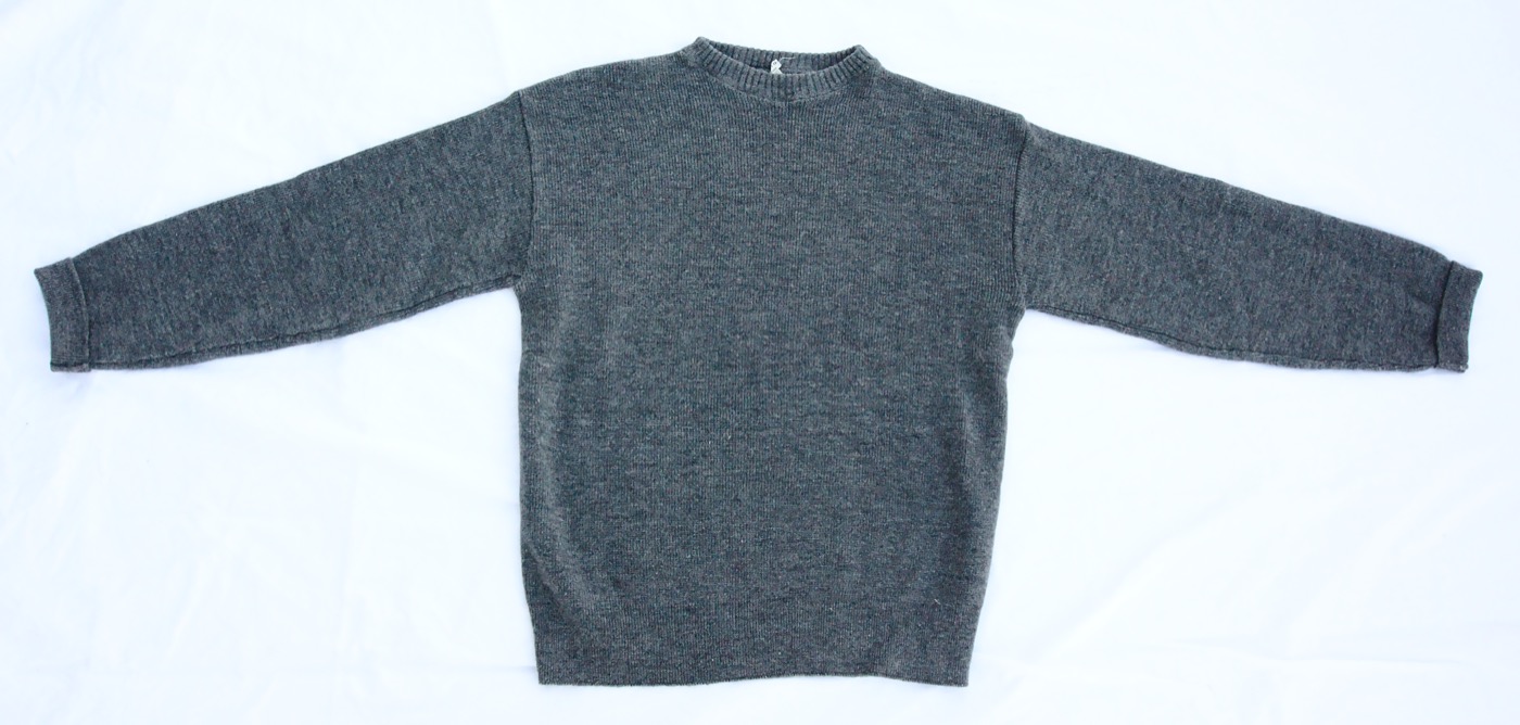 Jersey de lana gris extendido